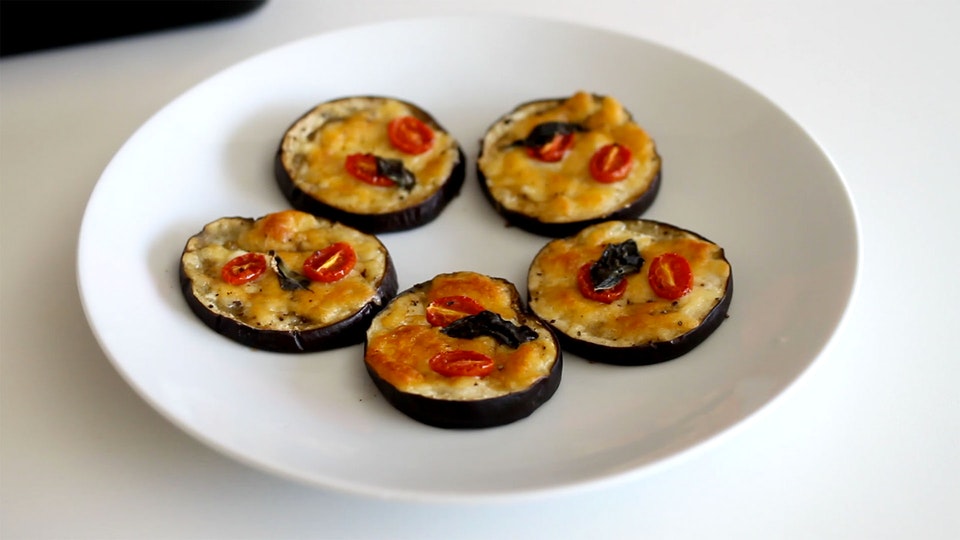 Mini Tartes de Berinjela e Queijo